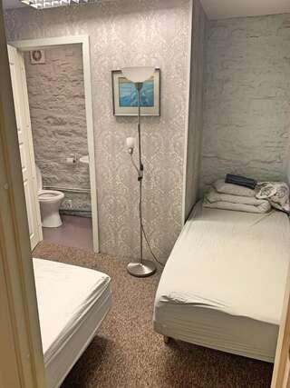 Хостелы Bedroom with Bathroom Private Таллин Двухместный номер с 2 отдельными кроватями-2