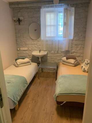 Хостелы Bedroom with Bathroom Private Таллин Двухместный номер с 2 отдельными кроватями-4