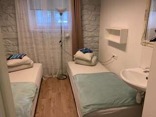 Хостелы Bedroom with Bathroom Private Таллин Двухместный номер с 2 отдельными кроватями-6