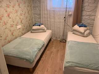 Хостелы Bedroom with Bathroom Private Таллин Двухместный номер с 2 отдельными кроватями-7