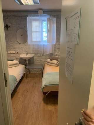 Хостелы Bedroom with Bathroom Private Таллин Двухместный номер с 2 отдельными кроватями-8